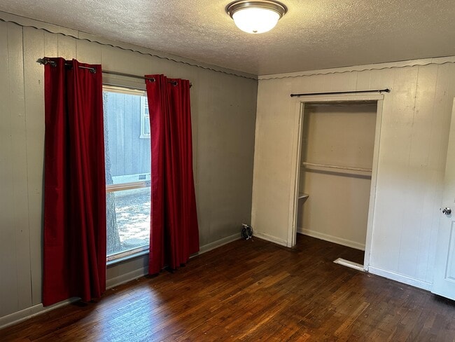 Building Photo - 906 Kingston Rd