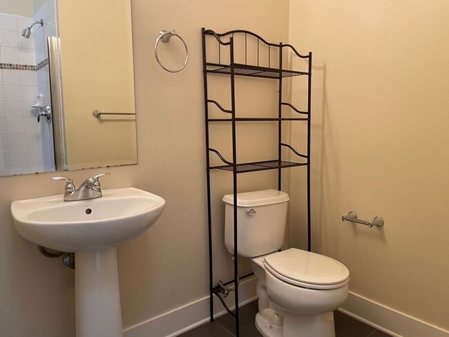Building Photo - Light and Bright Greenwood Townhouse