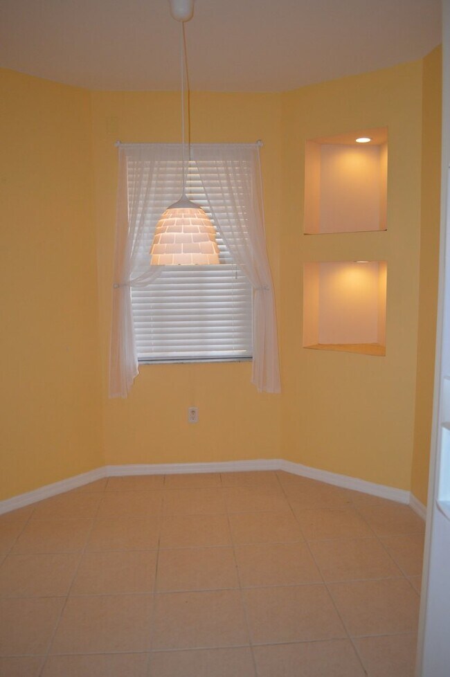 Building Photo - GREAT CONDO IN CAPE CORAL 2+ DEN/2  $1,800!!
