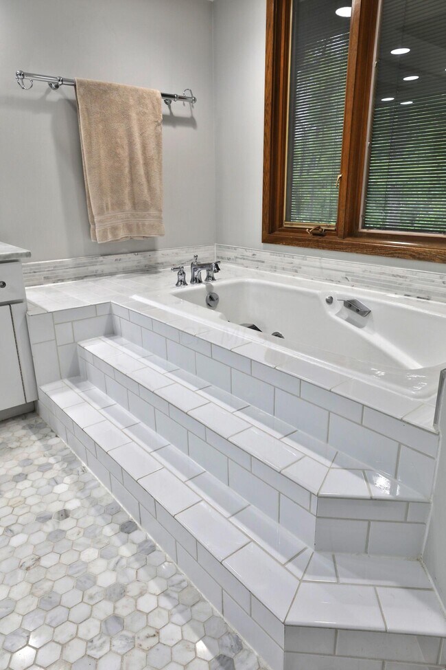 Building Photo - 668 Eagle Ridge