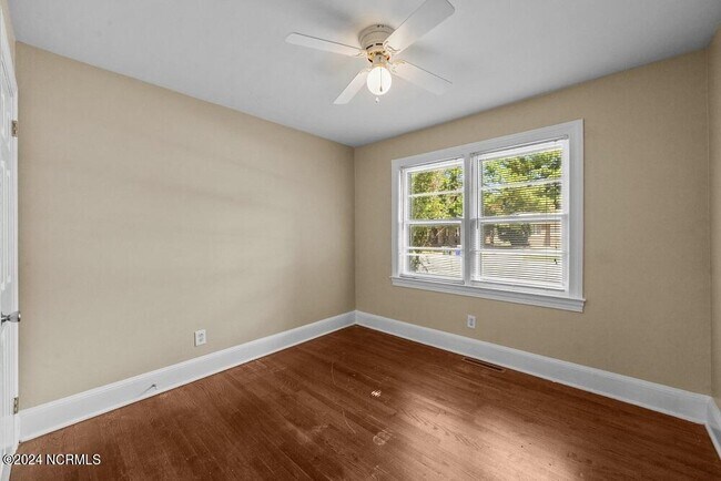 Building Photo - 1306 E 1st St