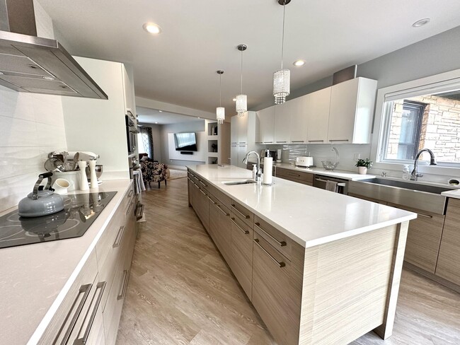 Building Photo - 4515 N Lake Dr