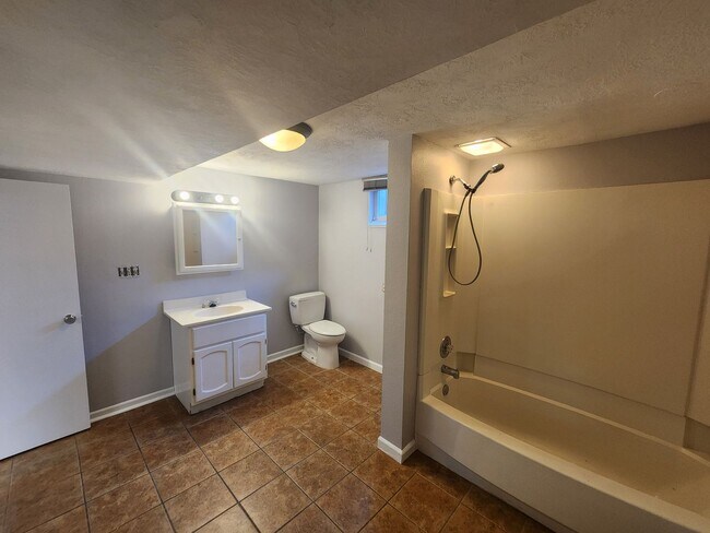 Building Photo - 805 E 32nd St