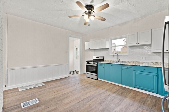 Building Photo - Stunning 2 bedroom home in Port Vue available August 1!