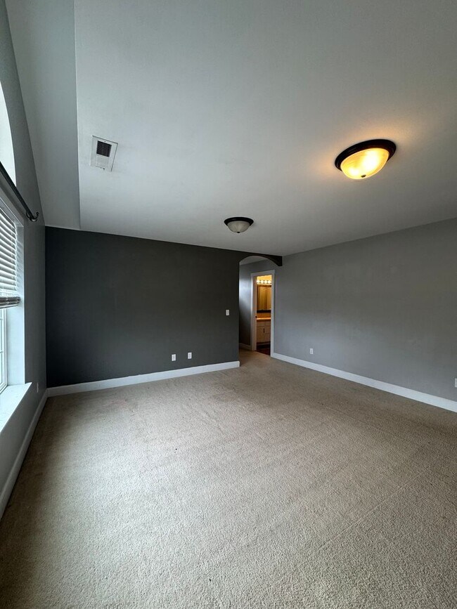 Building Photo - HUGE PET FRIENDLY Rental