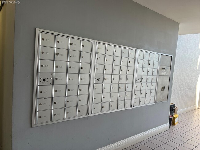 Building Photo - 725 Miller Ave