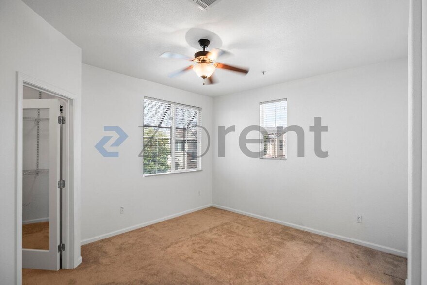 Building Photo - Unit