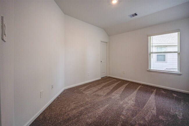 Building Photo - 609 Royal Arch Dr