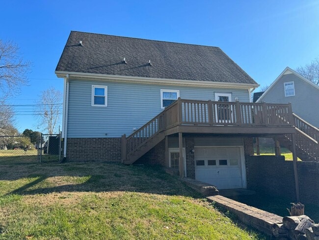 Building Photo - Cape Cod with 3 Bed/2 Bath with Basement!