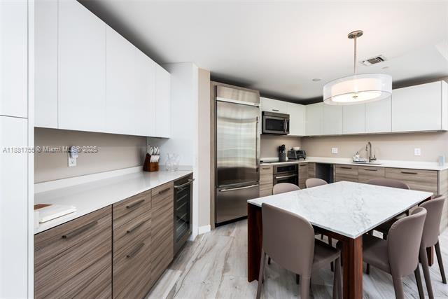 Building Photo - 1300 Brickell Bay Dr