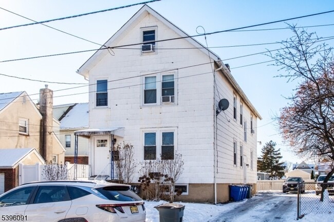 Building Photo - 11 Lewis St