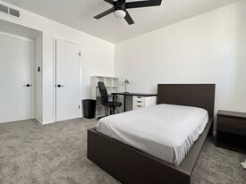 Building Photo - 907 E Broadmor Dr