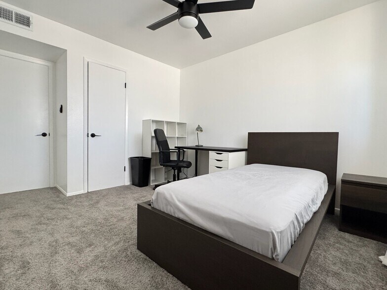 Room #1 Twin Room - 907 E Broadmor Dr