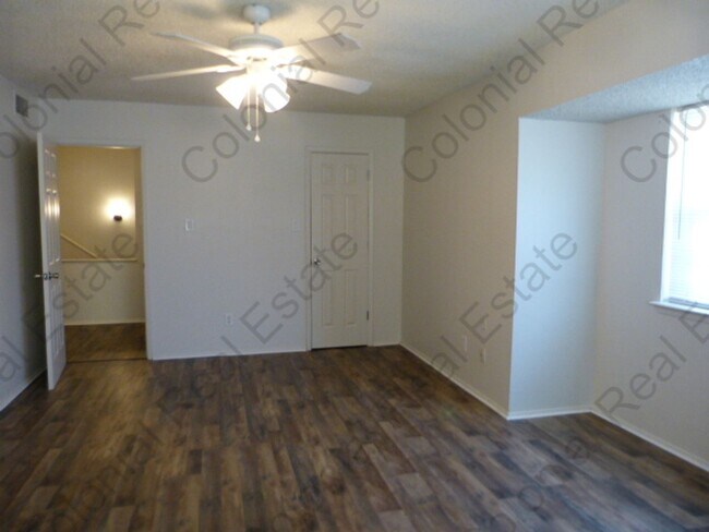 Building Photo - 801 Laurelwood Dr