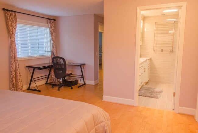 Building Photo - 4bd/2.5ba Seattle Home