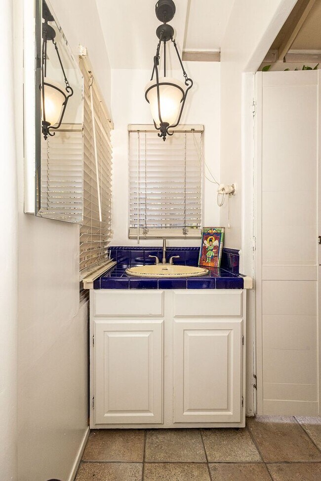 Building Photo - Warm & Welcoming Home Near Melrose with Room to Live, Work & Create