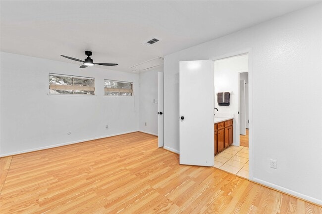 Building Photo - 13911 Hollowgreen Dr