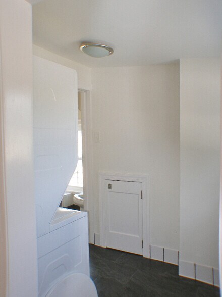 Building Photo - 550 E Washington Ln