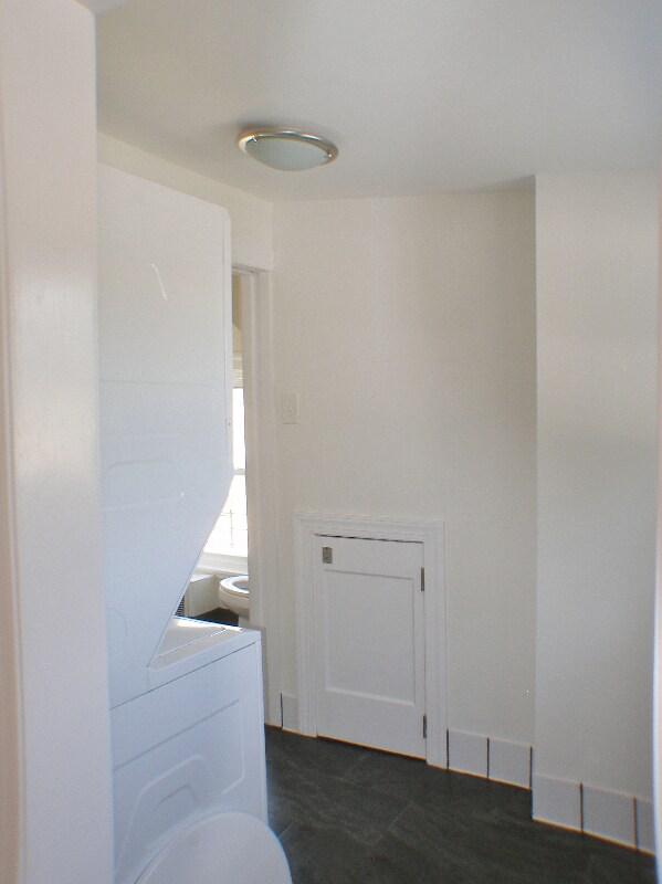 Building Photo - 550 E Washington Ln