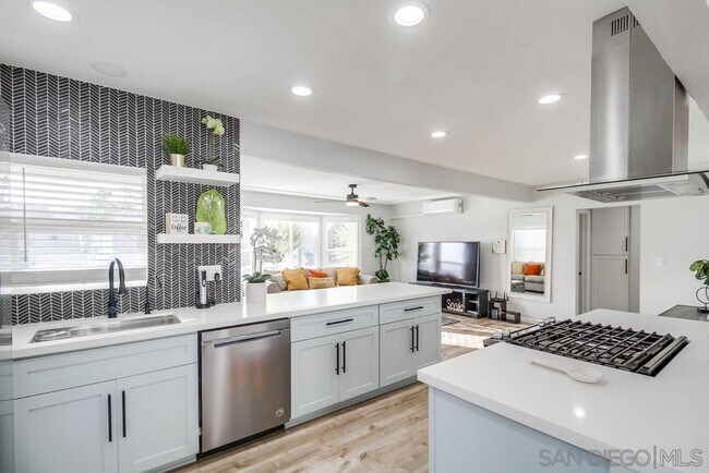 Building Photo - BEAUTIFULLY MAINTAINED AND UPDATED HOME W/JACUZZI, WASHER&DRYER