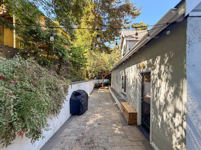 Building Photo - 7352 Saroni Dr