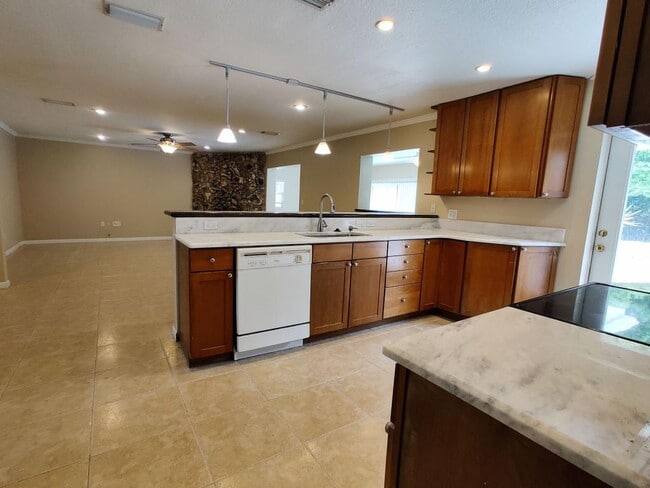 Building Photo - 615 Fox Valley Dr