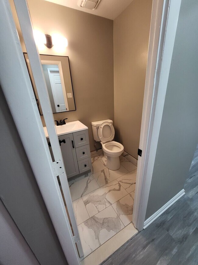 Building Photo - 3Bed 3 Bath Finished Basement!