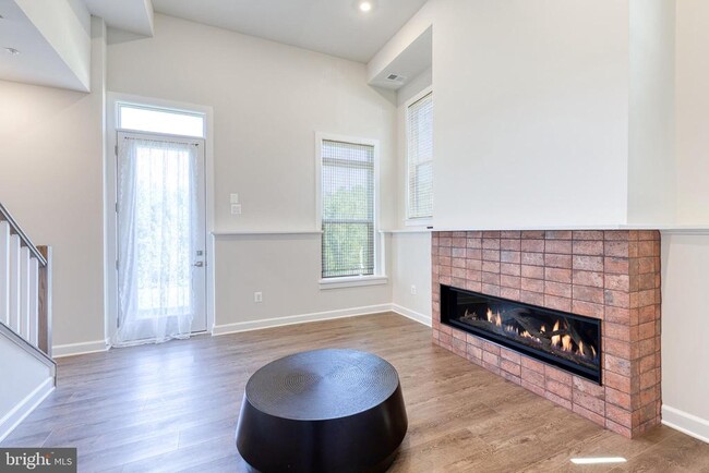 Building Photo - 200 Hickory Holw Ct