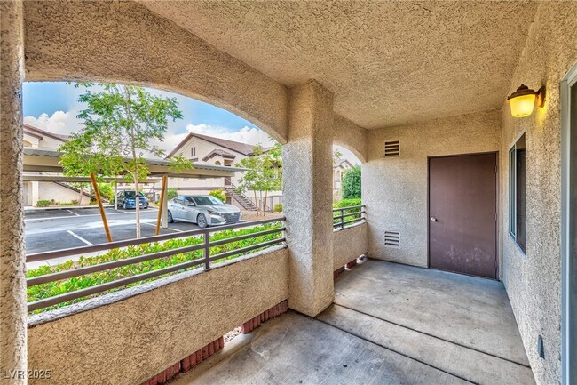 Building Photo - 2291 W Horizon Ridge Pkwy