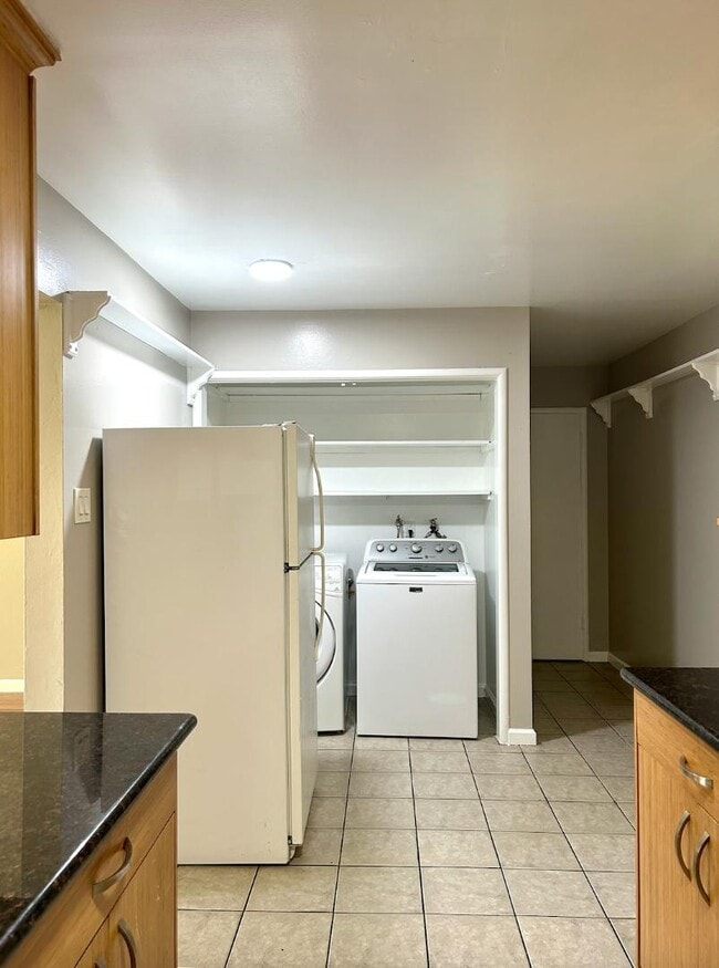 Building Photo - 3273 Lynde St