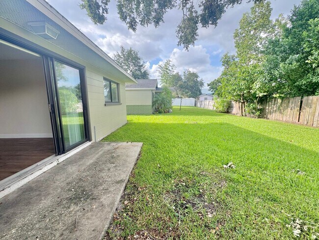 Building Photo - Apartment - Right off Cypress Gardens Blvd!