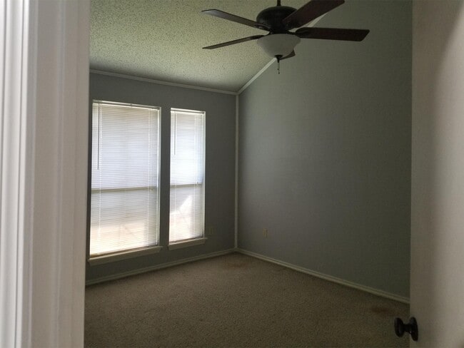 Building Photo - 6925 Fawn Ridge Dr