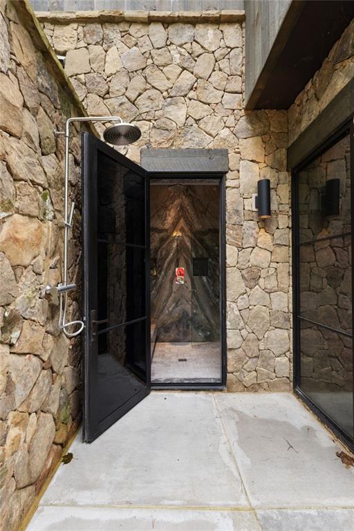 Building Photo - 725 Rocky Point Dr