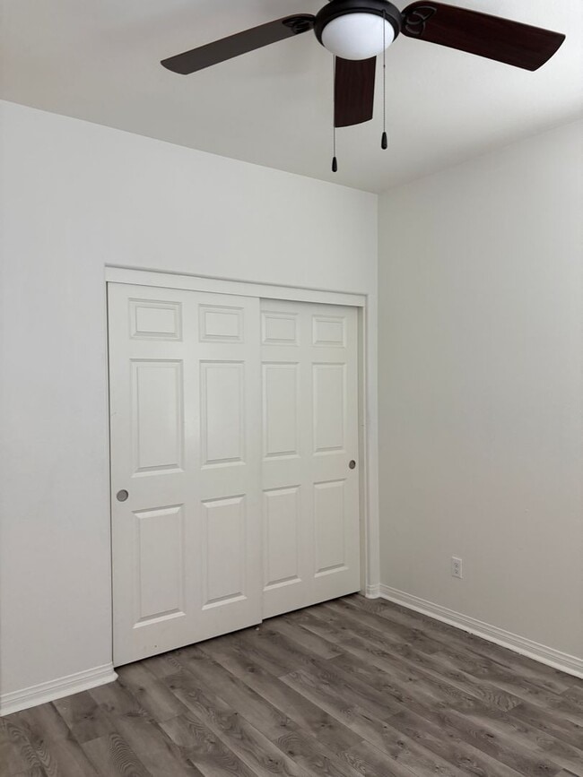 Building Photo - Beautiful 3-Bedroom, 2.5 bath in the  Glen...