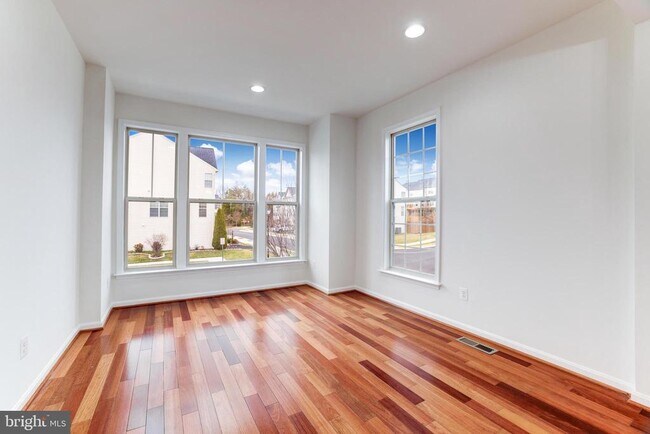 Building Photo - 42639 Chisholm Dr