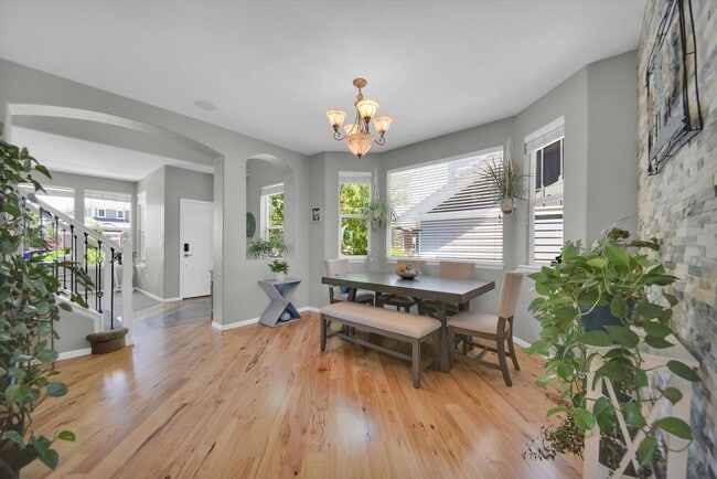 Building Photo - Welcome Home to this beautiful 5-bedroom h...
