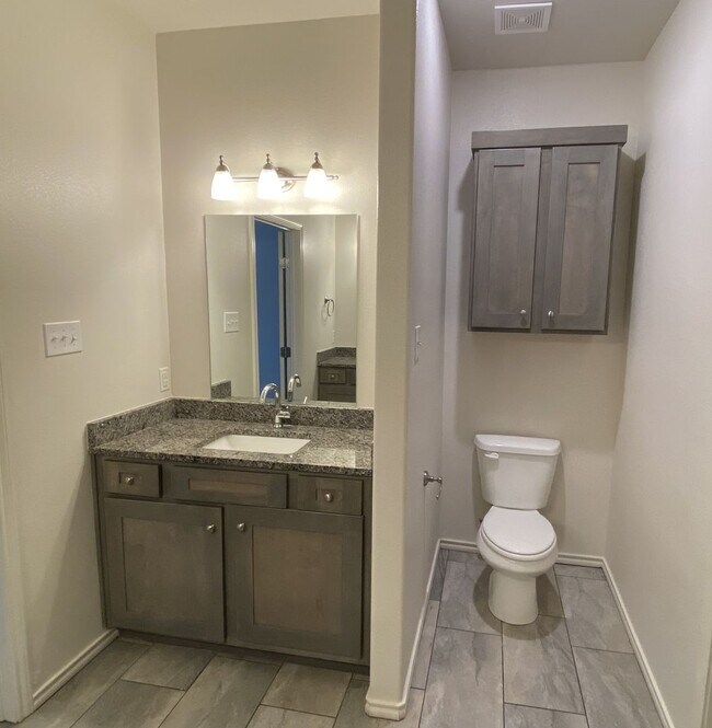 Building Photo - **BEAUTIFUL LINCOLN 16 CONDO**