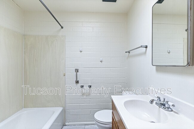 Building Photo - 4246 E Pima St