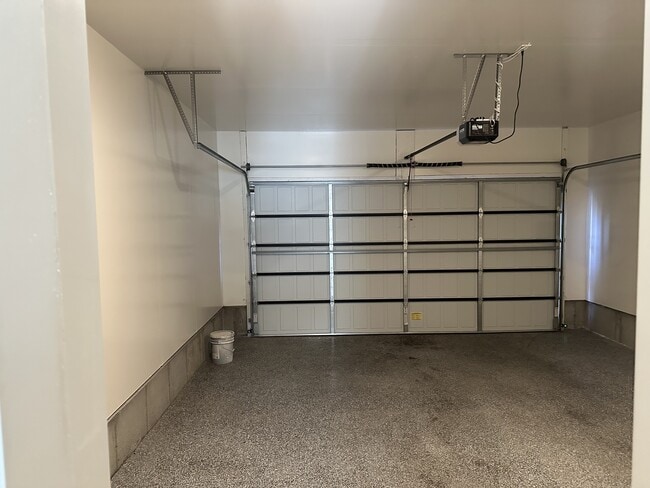 Building Photo - 852 250 N