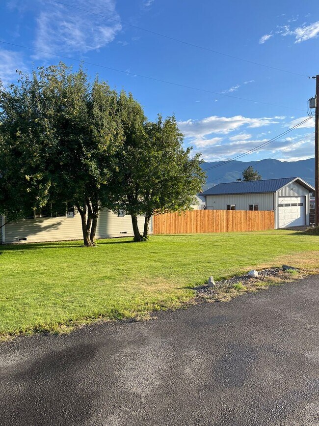 Building Photo - 3-bedroom 2 bath Corner Lot