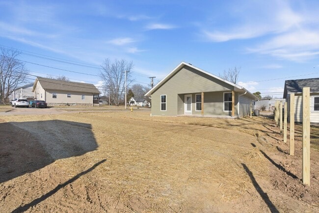 Building Photo - 1342 E Blaine St