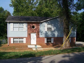 Building Photo - 3 bed, 2 1/2 bath, 2 car garage w/ hardwoo...