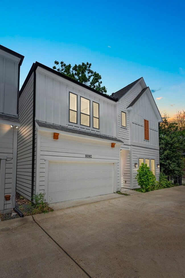 Building Photo - 909 Oak St