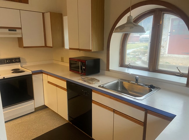 kitchen with all applicances - 281 Brookmead Rd