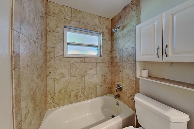 Building Photo - 1016 Manchester Cir