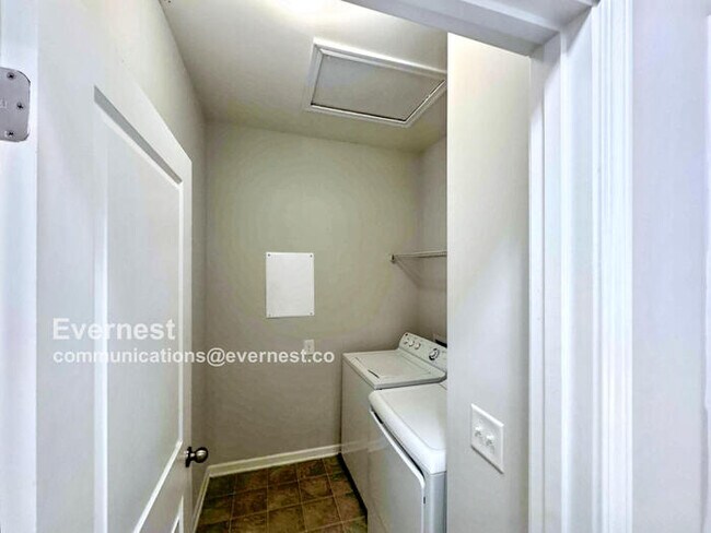 Building Photo - 1015 Skyler Ln