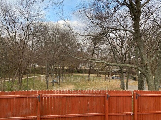 Building Photo - 1009 N Willow Ave