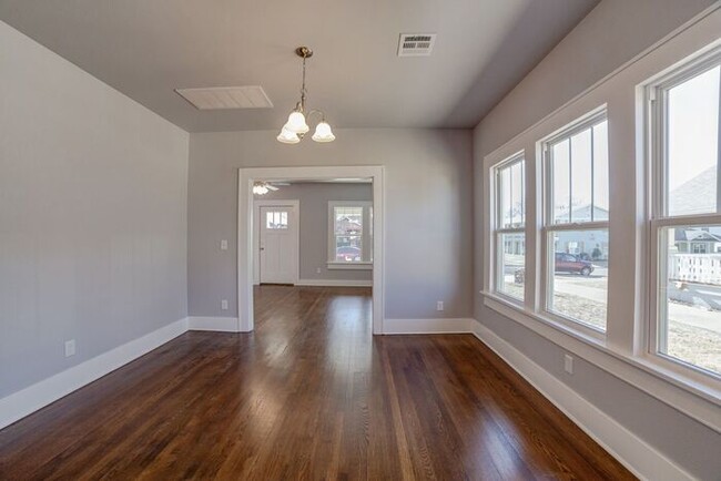 Building Photo - Stunning 3/2 House Near Downtown!