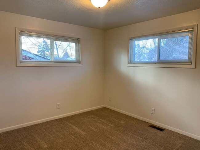 Building Photo - 3 Bedroom, 1.5 Bath House in Pacific Terrace neighborhood