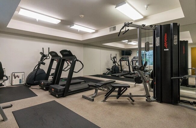 Building Photo - This condo has it all: location, style, an...